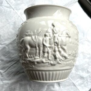 Wedgwood of Etruria & Barlaston vintage large ornate flower vase.